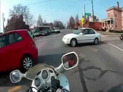 Chơi ngông vượt giữa 2 ôtô, môtô ngã ra đường thảm hại