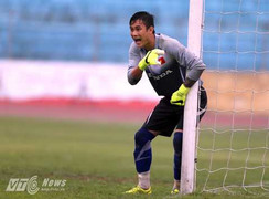 Clip: Hoài Anh lóng ngóng, U23 Việt Nam suýt trả giá