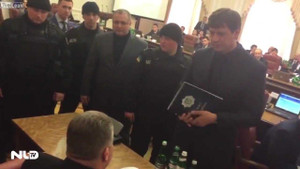 Clip: 2 quan chức cấp cao bị bắt ngay giữa sóng truyền hình trực tiếp