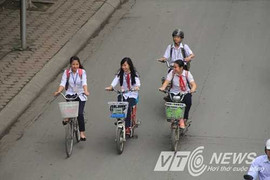 Từ 10/4, học sinh bắt buộc phải đội mũ bảo hiểm khi đi xe đạp điện