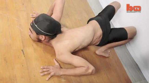 Tròn mắt xem anh chàng vặn người, xoay đầu như người cao su