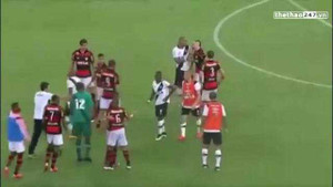 Clip: Trận bóng ẩu đả kinh hoàng, trọng tài rút 4 thẻ đỏ