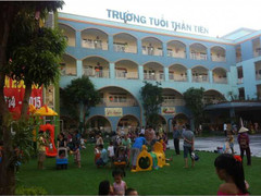 Cô giáo mầm non đâm ghim giấy vào chân trẻ