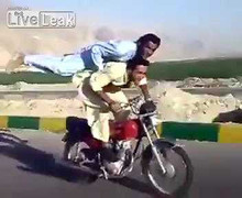 Phì cười hai thanh niên đi xe máy làm xiếc giữa đường