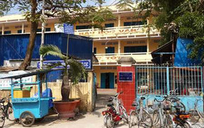 Nữ sinh bị bạn khóa cửa lớp, đánh chảy máu miệng