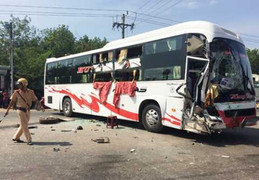 Hơn 20 người kêu cứu trong ôtô khách rách bươm