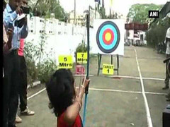 Tròn mắt xem em bé 3 tuổi bắn cung cực điệu nghệ