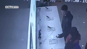 Tên trộm Iphone lóng ngóng bị bắt ngay tại trận