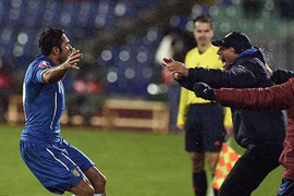 Italia 'chết hụt' trước đàn em