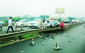 Xe Mercedes chở cô dâu chú rể gặp nạn trên cao tốc