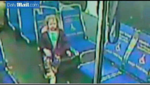 Bé gái 4 tuổi trốn khỏi nhà lúc nửa đêm để đi mua đồ uống