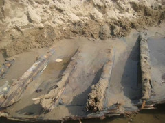 Thanh Hóa phát hiện tàu gỗ bí ẩn vùi sâu dưới cát