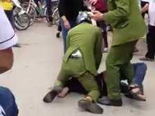 Công an phường vật lộn với người vi phạm giữa đường