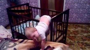 Thán phục em bé vượt cũi thông minh, nhanh như 'chớp'