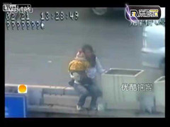 Thót tim phút giải cứu bà mẹ ôm con nhảy cầu tự tử