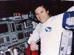 Cựu nhân viên NASA khẳng định nhìn thấy người ngoài hành tinh