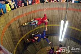 Thót tim xem biểu diễn mô tô bay trong lòng chảo