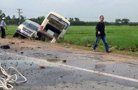 Hai xe khách đối đầu, 5 người tử vong ở Hà Nội