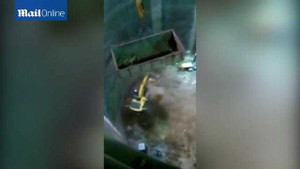 Khoảnh khắc kinh hoàng máy xúc 17 tấn rơi, công nhân chạy tán loạn