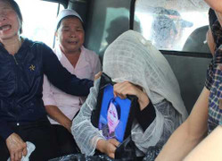 Xe khách đối đầu, 5 người chết: Con trẻ gào khóc bên quan tài bố mẹ