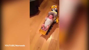 Dụng cụ ru con ngủ 'bá đạo' của ông bố