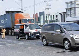 Xe cứu thương gây tai nạn liên hoàn trên đường dẫn cao tốc