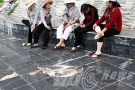 Sau lỗi khắc thơ sai, nền gạch khu tượng đài Mẹ Việt Nam Anh Hùng lại vỡ vụn