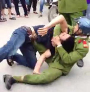 CA phường vật lộn với người vi phạm: Bắt giữ, khống chế đúng luật