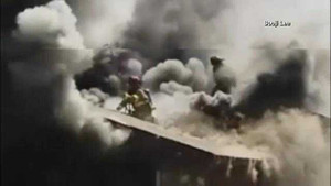 Clip: Lính cứu hỏa ngã xuống đám cháy dữ dội