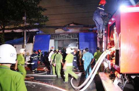 Cháy kinh hoàng tại công ty sản xuất nệm mút ở TP.HCM