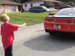 Cười vỡ bụng clip nhổ răng bằng ô tô