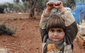 Xúc động cảnh cô bé Syria giơ tay đầu hàng vì tưởng máy ảnh là súng