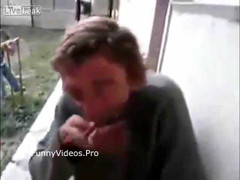 Kinh hoàng người đàn ông nuốt chửng ếch sống