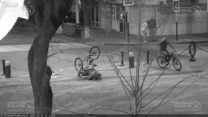 Trổ tài đi xe đạp qua dây, cắm mặt xuống đường