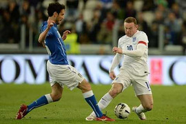Rooney im tiếng, Anh chật vật cầm hòa Italia