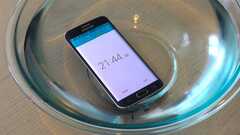 Cận cảnh Galaxy S6 Edge ngâm trong nước hơn 20 phút