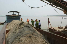 Gần 200 cảnh sát vây bắt cát tặc: Thu tàu để bán sắt vụn
