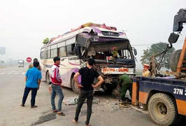 Tông vào đuôi xe đầu kéo, xe khách nát đầu