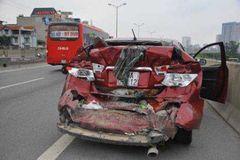 Hà Nội: Xe khách tông xe con bẹp dúm, 4 người thoát chết