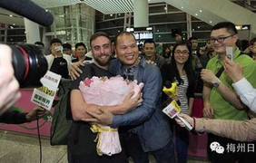 Chàng trai Mỹ nổi tiếng khắp Trung Quốc vì... chiếc iPhone bị mất