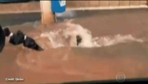 Người đàn ông bị lũ xoáy nuốt trọn vẫn thoát chết