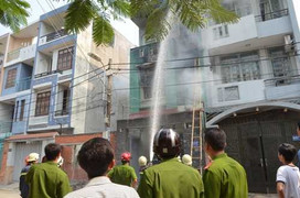 Cụ bà 72 tuổi tháo chạy khỏi căn nhà 4 tầng đang bốc cháy dữ dội