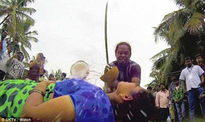 Đứng tim xem người đàn ông chặt dừa trên cổ vợ