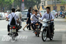 Nam sinh 'vô tư' đầu trần, phóng xe máy ngược chiều giữa phố Hà Nội