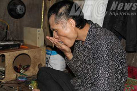 Tận mắt bữa trưa kinh dị của 'dị nhân' ăn bóng điện ở Hòa Bình