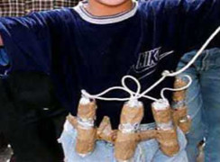 Ôm người yêu giữa đường rồi nổ mìn tự sát