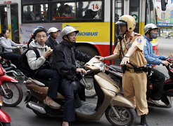 Xử phạt phụ huynh không đội mũ bảo hiểm cho con