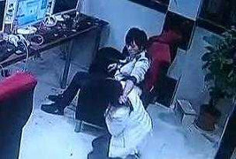 Nghi bị 'cắm sừng', đánh bạn gái dã man giữa quán net