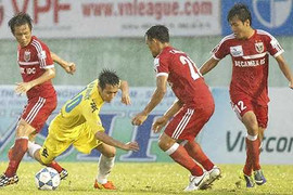 Thắng Hà Nội T&T, B.Bình Dương trở lại ngôi đầu