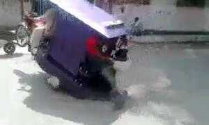 Phì cười xe ba bánh làm xiếc giữa đường